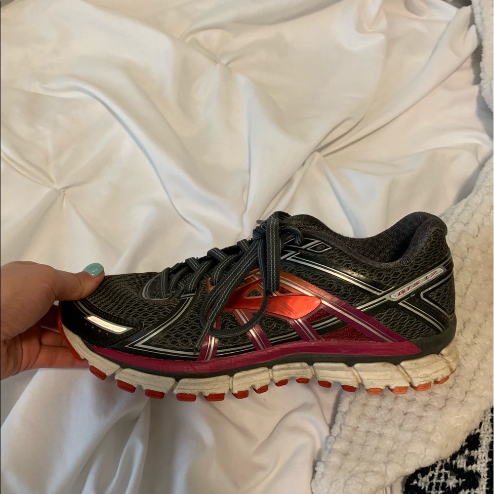 Women’s brooks tennis shoes